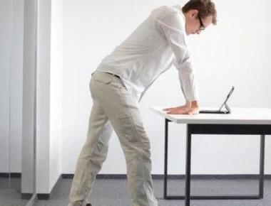 Τι κακό προκαλεί η ορθοστασία στο σώμα - Ποιο κίνδυνο αντιμετωπίζουν οι εργαζόμενοι που μένουν πολλές ώρες όρθιοι